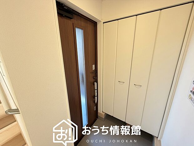【現地写真(玄関)】玄関には、大型のシューズ収納を設置しています。