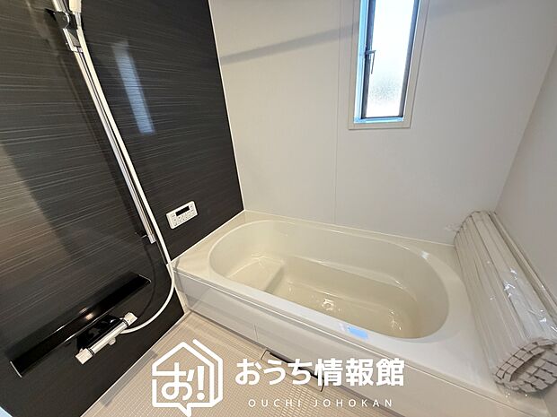 【現地写真(浴室)】浴室暖房乾燥機付き。1坪タイプで広々です。