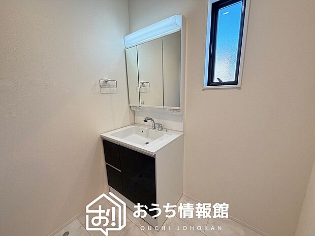 【洗面台・洗面所】鏡の両サイドは、必要なものを取出しやすく、大きな鏡面で朝の準備も快適。
使いやすいリフトアップ機能付きのシングルレバーシャワー水栓付です。