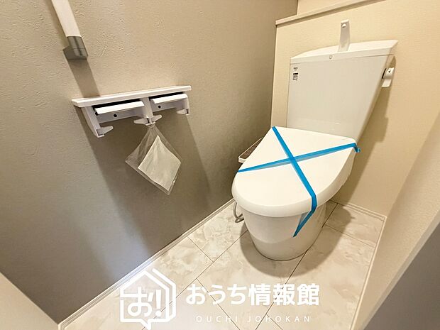 【トイレ】汚れてもサッとひと拭きでお手入れ簡単、エコ仕様の温水洗浄便座付きのトイレです。
バリアフリーにも配慮しています。