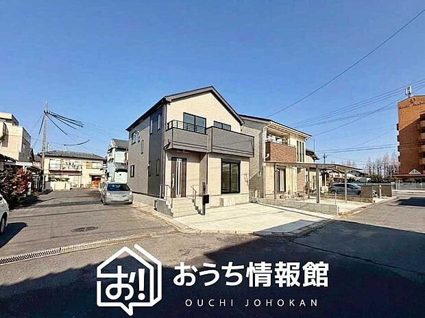 【現地写真(前道含む外観)】軽くて火災に強い屋根材を採用し、地震時の建物への負担や揺れを軽減しています。