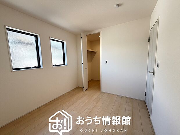 【現地写真(洋室) 】木目の美しさを際立たせるシンプルデザインの建具を使用しています。