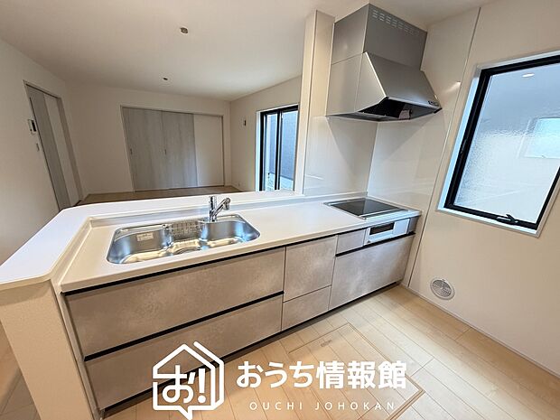 【現地写真(キッチン)】収納たっぷりのシステムキッチン、浄水器付水栓を標準装備しています。