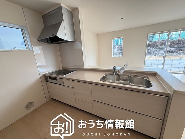 【現地写真(キッチン)】収納たっぷりのシステムキッチン、浄水器付水栓を標準装備しています。