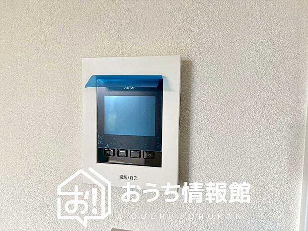 【TVモニター付インターホン】来訪者を画像と音声で確認できる、防犯性に優れた安心のシステム。
スッキリしたデザインで、誰でも簡単に操作できます。