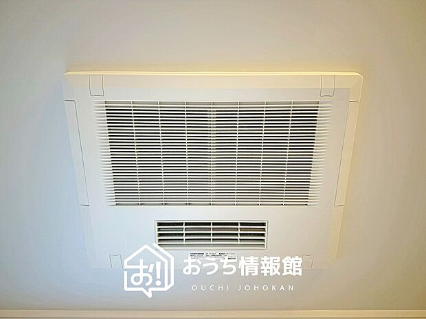 【電気式浴室暖房換気乾燥機】寒い冬場はあたたかく、暑い夏場は扇風機のような心地よさです。
雨の日は、浴室が衣類乾燥スペースになります。