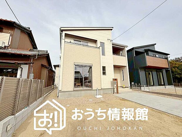 【現地写真(外観)【1号地】】軽くて火災に強い屋根材を採用し、地震時の建物への負担や揺れを軽減しています。