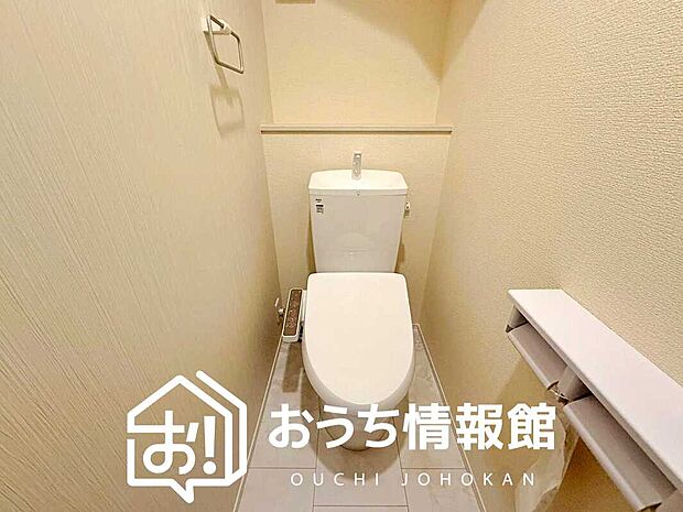 【トイレ】汚れてもサッとひと拭きでお手入れ簡単、エコ仕様の温水洗浄便座付きのトイレです。
バリアフリーにも配慮しています。