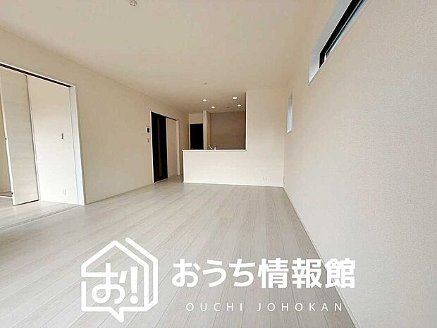 【現地写真(リビング)】フローリング材には、木目、色調など木材特有の風合いがあり、ナチュラルな美しさになっています。