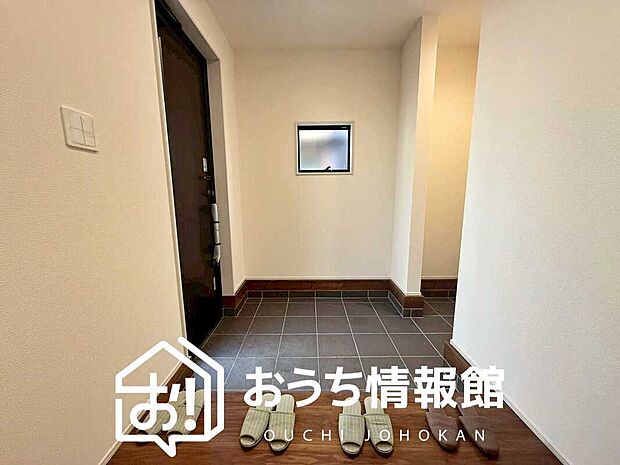 【現地写真(玄関)】玄関には、大型のシューズ収納を設置しています。