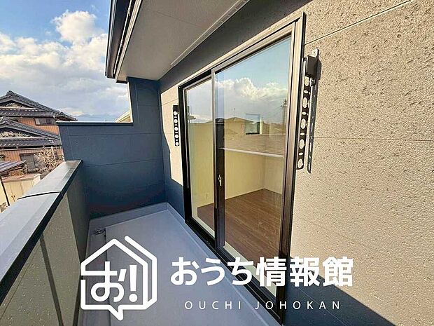 【バルコニー】奥行きが広く、洗濯物をゆったりと干せる十分な広さで、家族の洗濯も捗ります。