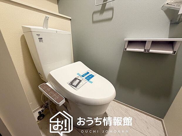 【トイレ】汚れてもサッとひと拭きでお手入れ簡単、エコ仕様の温水洗浄便座付きのトイレです。
バリアフリーにも配慮しています。