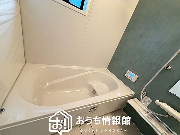 【現地写真（浴室）】浴室暖房乾燥機付き。１坪タイプで広々です。