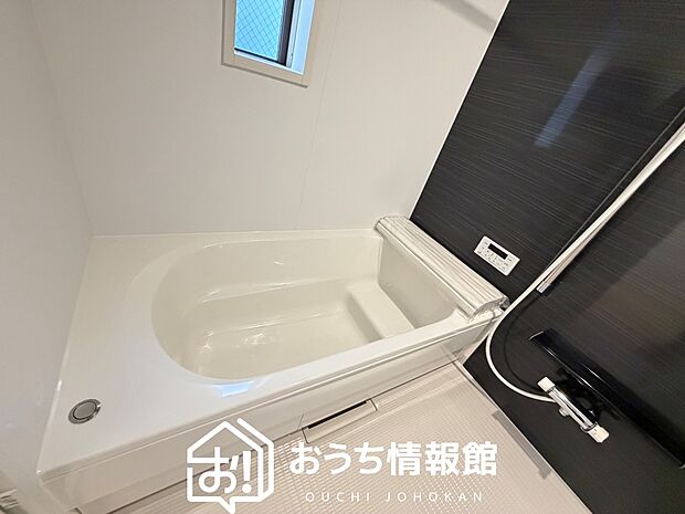 【現地写真(浴室)】浴室暖房乾燥機付き。1坪タイプで広々です。