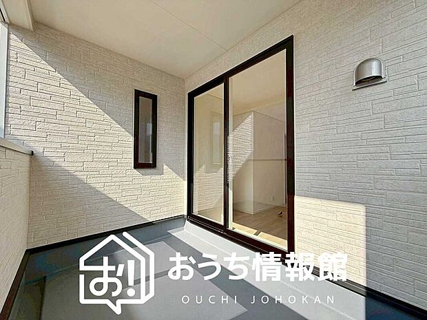 【バルコニー】奥行きが広く、洗濯物をゆったりと干せる十分な広さで、家族の洗濯も捗ります。