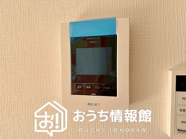 【TVモニター付インターホン】手放し通話ができ、送話表示灯で送話・受話状態が確認できます。
映像と音声で玄関先の様子をチェックできるモニター機能や、夜間の訪問者の顔も確認できるLEDライトを装備しています。