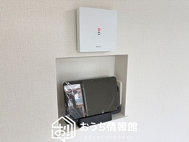 【TVモニター付インターホン】玄関の子機にカメラが付いており、来訪者の顔を確認できるため、音声だけの対応とは安心感が違います。
また、ハンズフリー通話で受話器を持つわずらわしさを解消できます。