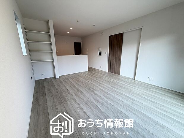 【現地写真(リビング)】フローリング材には、木目、色調など木材特有の風合いがあり、ナチュラルな美しさになっています。