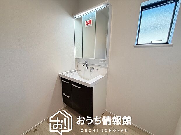 【洗面台・洗面所】鏡の両サイドは、必要なものを取出しやすく、大きな鏡面で朝の準備も快適。
使いやすいリフトアップ機能付きのシングルレバーシャワー水栓付です。