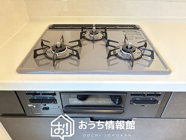 【ビルトインコンロ】フラットな構造で清掃性が高く、過熱防止センサー付3口タイプで日頃の家事も快適です。