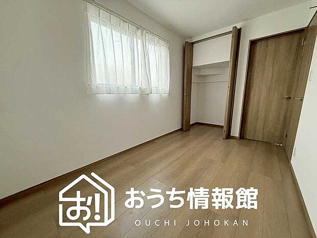 【現地写真(洋室)】木目の美しさを際立たせるシンプルデザインの建具を使用しています。