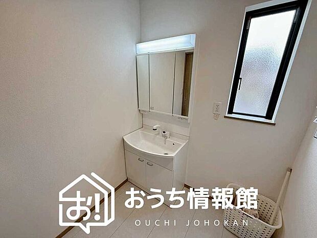 【洗面台・洗面所】鏡の両サイドは、必要なものを取出しやすく、大きな鏡面で朝の準備も快適。
使いやすいリフトアップ機能付きのシングルレバーシャワー水栓付です。