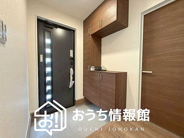 【現地写真(玄関)】玄関には、大型のシューズ収納を設置しています。