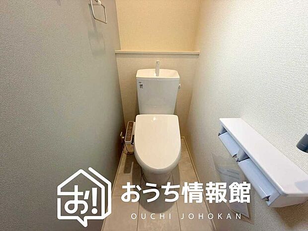 【トイレ】汚れてもサッとひと拭きでお手入れ簡単、エコ仕様の温水洗浄便座付きのトイレです。
バリアフリーにも配慮しています。