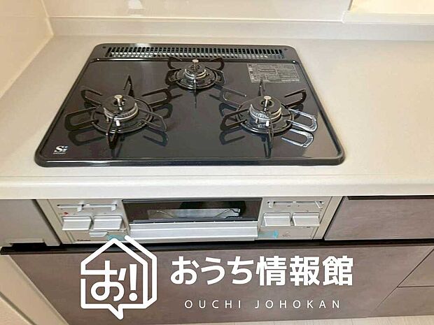 【ビルトインコンロ】フラットな構造で清掃性が高く、過熱防止センサー付3口タイプで日頃の家事も快適です。