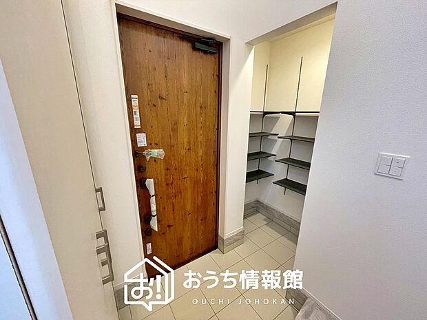 【現地写真(玄関)】玄関には、大型のシューズ収納を設置しています。