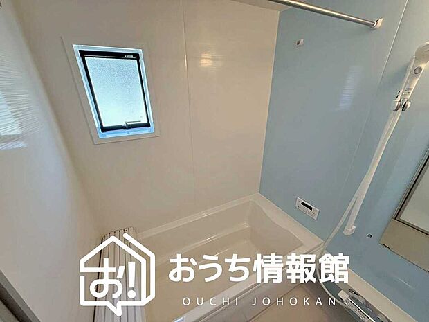 【現地写真（浴室）】浴室暖房乾燥機付き。１坪タイプで広々です。