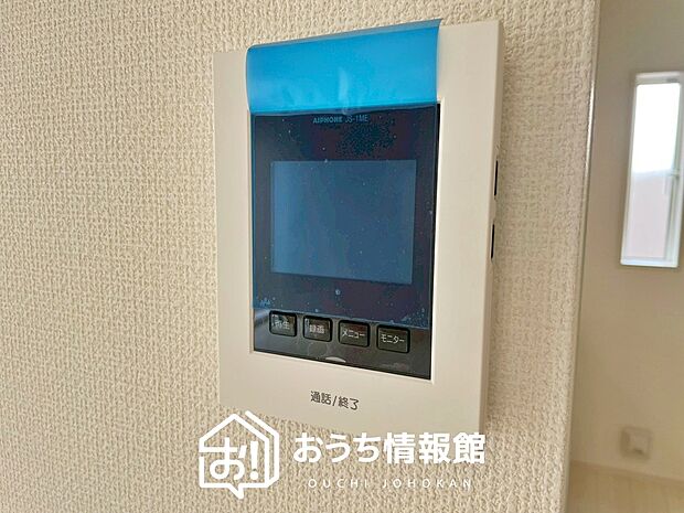 【TVモニター付インターホン】手放し通話ができ、送話表示灯で送話・受話状態が確認できます。
映像と音声で玄関先の様子をチェックできるモニター機能や、夜間の訪問者の顔も確認できるLEDライトを装備しています。