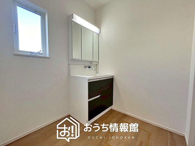 【洗面台・洗面所】鏡の両サイドは、必要なものを取出しやすく、大きな鏡面で朝の準備も快適。
使いやすいリフトアップ機能付きのシングルレバーシャワー水栓付です。