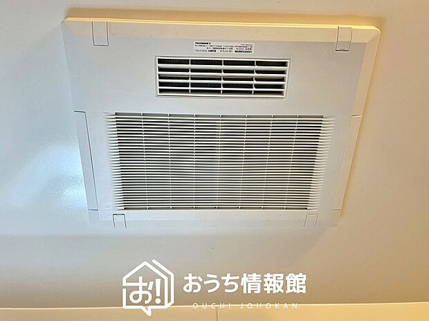 【電気式浴室暖房換気乾燥機】寒い冬場はあたたかく、暑い夏場は扇風機のような心地よさです。
雨の日は、浴室が衣類乾燥スペースになります。
