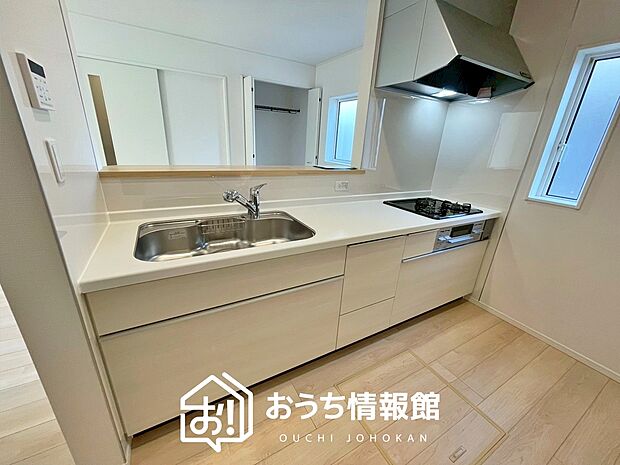 【現地写真（キッチン）】収納たっぷりのシステムキッチン、浄水器付水栓を標準装備しています。
