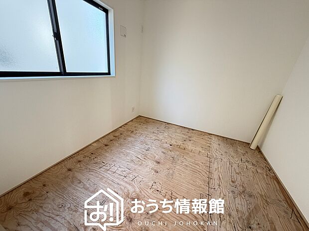 【現地写真（和室）】大壁仕様の新和室。くつろぎの空間です。