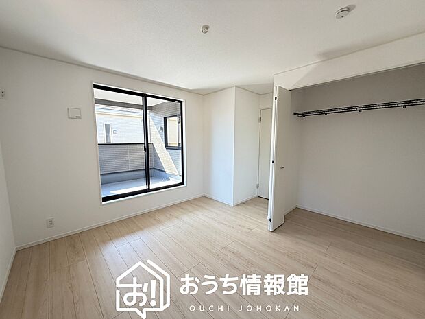 【現地写真（寝室）】木目の美しさを際立たせるシンプルデザインの建具を使用しています。