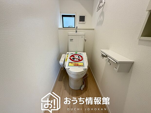 【トイレ】汚れてもサッとひと拭きでお手入れ簡単、エコ仕様の温水洗浄便座付きのトイレです。
バリアフリーにも配慮しています。