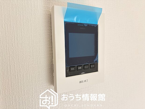 【TVモニター付インターホン】手放し通話ができ、送話表示灯で送話・受話状態が確認できます。
映像と音声で玄関先の様子をチェックできるモニター機能や、夜間の訪問者の顔も確認できるLEDライトを装備しています。