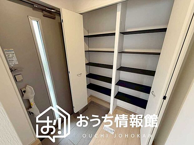 【現地写真(玄関)】玄関には、大型のシューズ収納を設置しています。