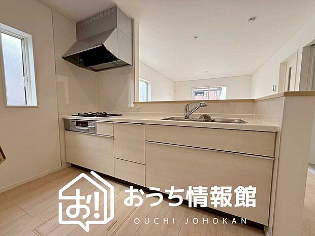 【現地写真(キッチン)】収納たっぷりのシステムキッチン、浄水器付水栓を標準装備しています。