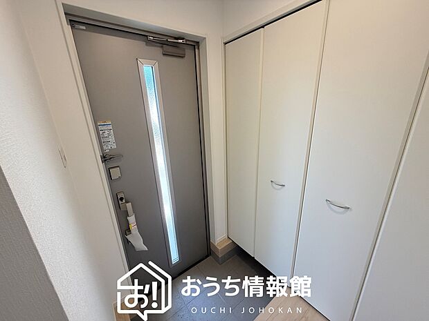 【現地写真（玄関）】玄関には、大型のシューズ収納を設置しています。