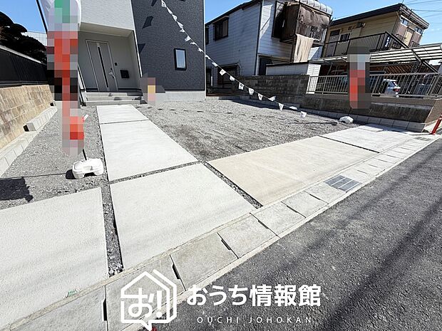 【現地写真（駐車場）】駐車スペースが広く、運転が苦手な方も安心です。