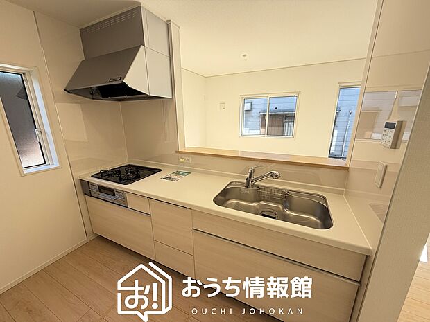 【現地写真（キッチン）】収納たっぷりのシステムキッチン、浄水器付水栓を標準装備しています。