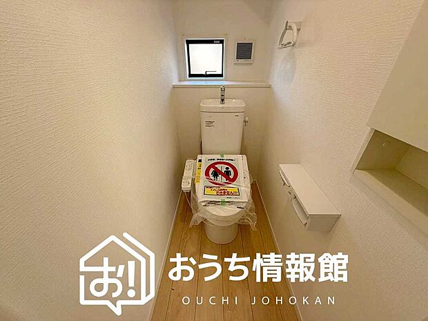 【トイレ】汚れてもサッとひと拭きでお手入れ簡単、エコ仕様の温水洗浄便座付きのトイレです。
バリアフリーにも配慮しています。