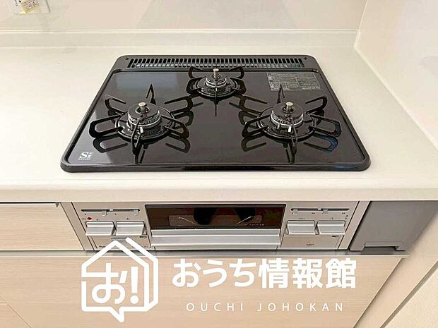【ビルトインコンロ】フラットな構造で清掃性が高く、過熱防止センサー付３口タイプで日頃の家事も快適です。