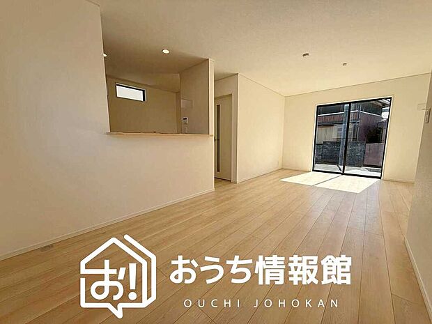 【現地写真（リビング）】フローリング材には、木目、色調など木材特有の風合いがあり、ナチュラルな美しさになっています。