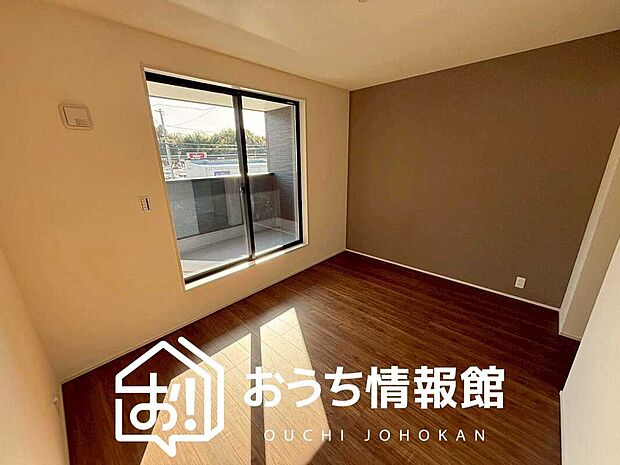 【現地写真（寝室）】木目の美しさを際立たせるシンプルデザインの建具を使用しています。