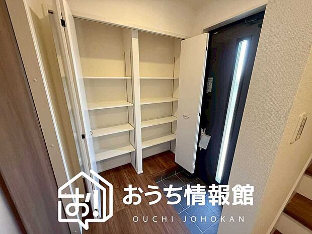 【現地写真（玄関）】玄関には、大型のシューズ収納を設置しています。
