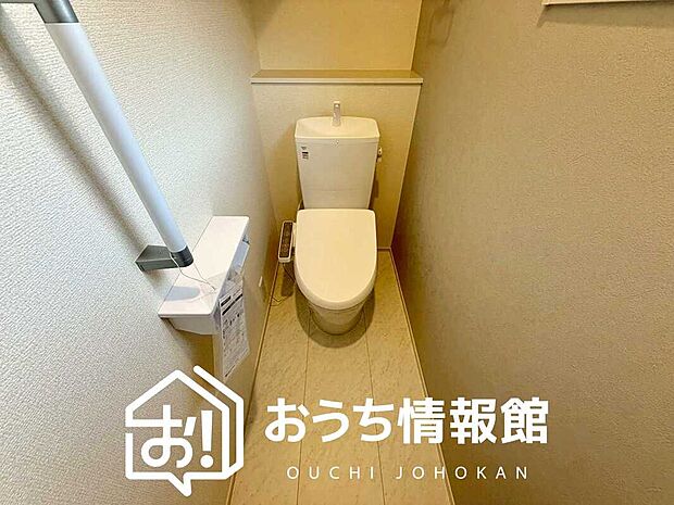 【トイレ】汚れてもサッとひと拭きでお手入れ簡単、エコ仕様の温水洗浄便座付きのトイレです。
バリアフリーにも配慮しています。